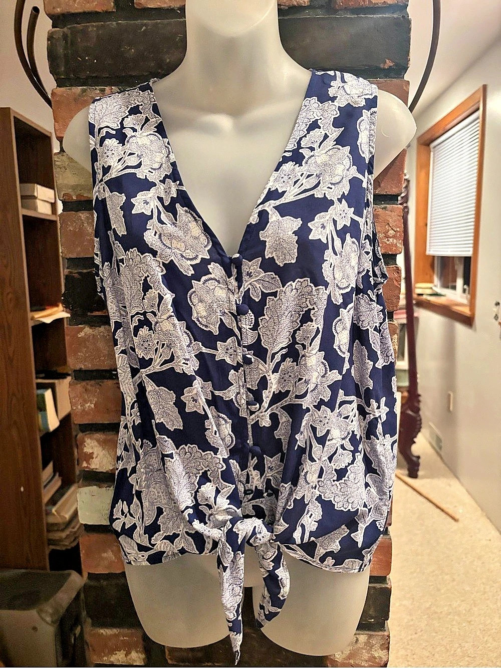 Jones New York Floral Tie-Front Blouse in Blue & White Size Medium NWT